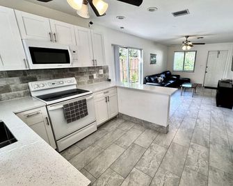 Victoria's Retreat-Close to Airport, Cruiseport, Whole Foods - Fort Lauderdale - Küche