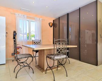 Gorgeous Home In Mornas - Mornas - Sala de jantar