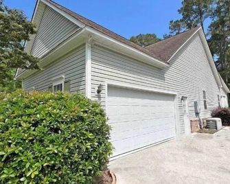 Enjoy Rural Southern Living in Gated Community Lake access Fishing, Golf, n more - Santee - Building