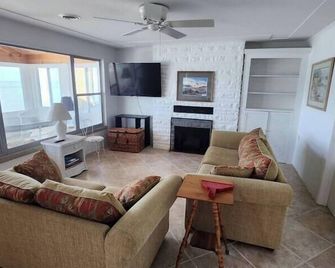 Oak Harbor Lake Erie Beachfront Cottage 2-Bedroom 1-Bath - Oak Harbor - Living room