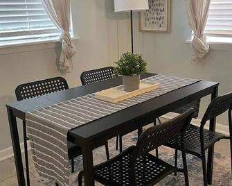Cozy Beach Hideaway - 1 block to the beach - Jacksonville Beach - Dining room