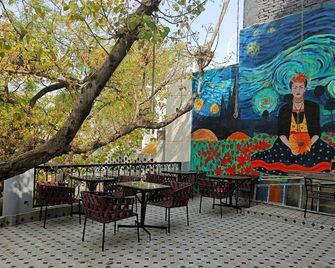 مايا هوتل آند ريستورانت - اغرا - شرفة مرصوفة