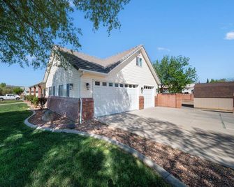 The Bucket List house in charming Toquerville, minutes from Zion and state parks - Toquerville - Edificio