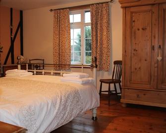 Comfortable, characterful cottage for 3 in Tenterden, woodburner and parking - Tenterden - Bedroom