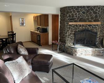 Mountain hideaway, minutes from Mission Ridge Ski and Board Resort - Wenatchee - Living room