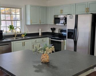 Wild and Free! Lakefront Oasis on Great Creek! - La Crosse - Kitchen