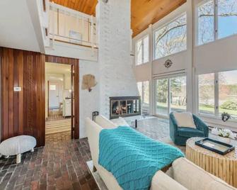 Sun Drenched Waterfront Cape Cod Escape! - North Falmouth - Sala de estar