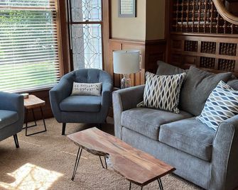 The Byron A. Historic Eau Claire Home - Eau Claire - Lounge
