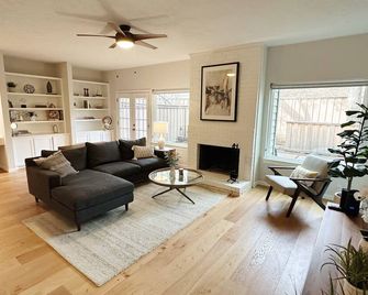 Light, Bright Spacious Townhome, Close to Lake, Trails, Shopping! - Dallas - Living room