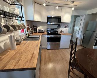 Quaint private cottage in the heart of Mandeville offers a quiet retreat. - Mandeville - Kitchen