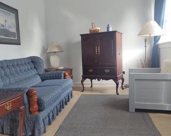 Perfect Cozy Vacation Rental On The Eastern Shore - Cape Charles - Living room
