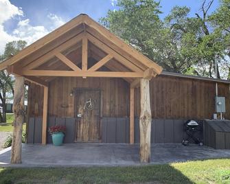 Bunkhouse with Horse Accommodations - Big Timber