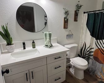 Joshua Tree Poolside Escape! - Twentynine Palms - Badkamer