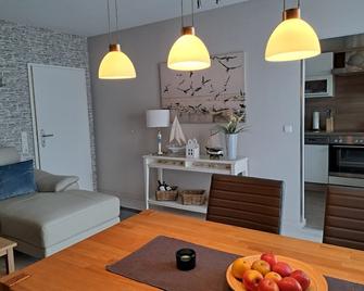 Exkl App Strandgut, Balkon, 300 m zum Strand - Nienhagen - Вітальня