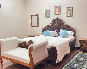 Amaayaa is the South India's authentic luxurious Courtyard Homestay - Hassan - Bedroom