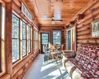Log Cabin on Lake on 3 Acres of Total Seclusion - Saint Germain - Living room