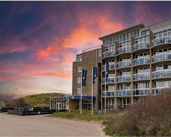 Modern Oasis Retreat Perfect for Scenic Walks and Cycling - Steps from Beach - Wijk aan Zee - Budova
