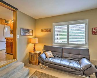 Home in Shasta Lake Near Redding Early Check-In! - Shasta Lake - Living room
