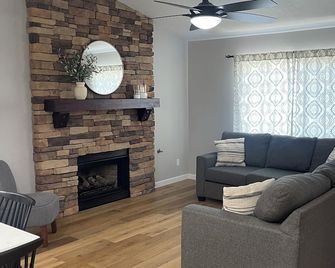 Charming 3-bedroom house in enchanting Poway with WiFi, AC, Hot tub - Poway - Living room