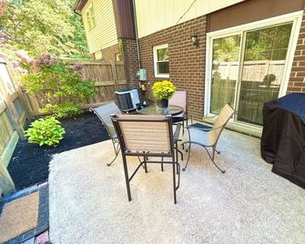Emerald Escape - Pool! - Beckley - Patio