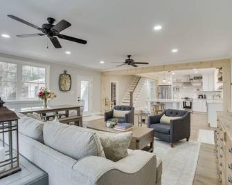 Cozy Hilltop Hideaway Along Gunpowder River - Sparks Glencoe - Living room