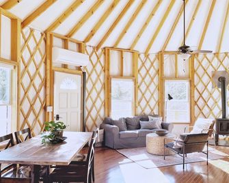 Yurt At Stillhouse Farm Wifi Creek Private Less Than 5 Miles From Vmi + W&L - Lexington - Living room