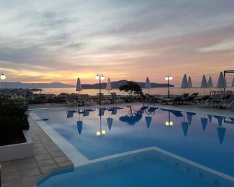 頂級飯店 - 斯塔羅斯 - 游泳池