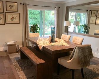 Central Coast Getaway - Atascadero - Dining room