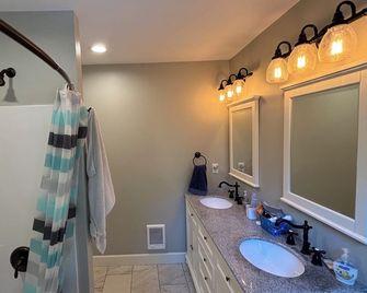 En-suite with separate entrance - Point Roberts
