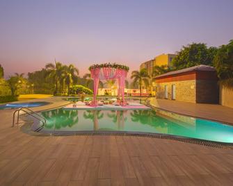 Lemon Tree Hotel Baddi - Baddi - Pool