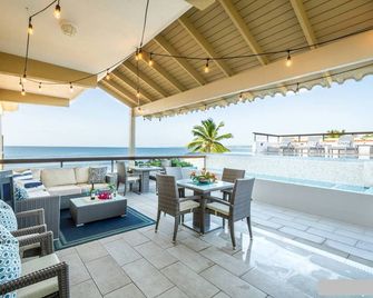 Beachfront Infinity Pool Gated Parking Bedroom Ac Free Laundry & Wifi - Aguada - Balcón