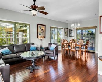 Beautiful House on Canal - minutes to the Atlantic, no bridges - Little Torch Key - Huiskamer