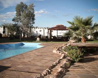 Sweet Thorn Retreat Airport Lodge - Voigtland - בריכה