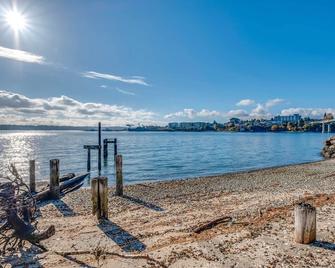 Manette Waterfront Kayak the Bay and Walk to Town! - Bremerton - Beach