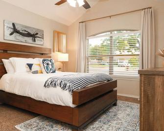 Dante’s Place-Spacious 3BR Home Near I-20 - Big Spring - Bedroom