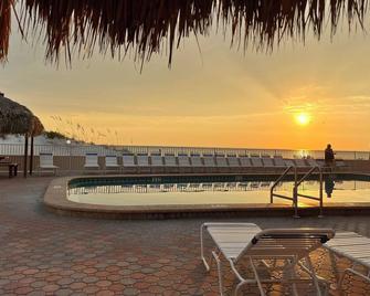 Charming 1 Bedroom Condo on Gulf of Mexico Beach - Indian Shores - Pool