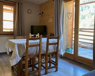 Nice little T3 and its incredible sunny balcony - Saint-Véran - Dining room