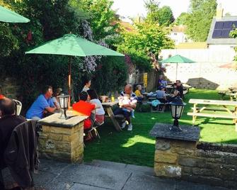 The Brewers Arms - South Petherton - Hàng hiên