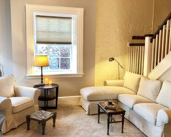 Historic Apartment In The Heart Of Old Towne With Bird's Eye Views - Petersburg - Wohnzimmer