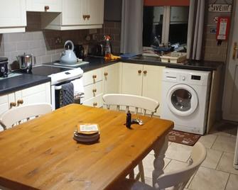 Lovely wee cottage.. buncrana ideal for 1 ,2,3,or 4 quest's - Buncrana - Kitchen