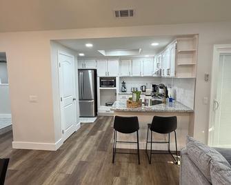 \'Golden Retreat –3BR/2BA Escape\' located in the top neighborhood in Madera - Madera - Cucina