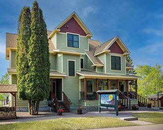 The Inn at Croftville Road Cottages #4. On the Shore of Lake Superior. - Grand Marais - Building