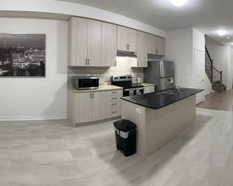 Newly built stunning 4-bedroom detached 2-storey home in Pickering. - Pickering - Cocina