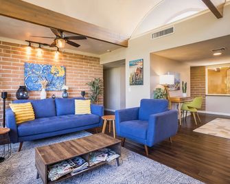 Casa Velo -Mid Century Hot Tub & Amazing Backyard - Casas Adobes - Sala de estar