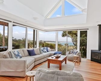 Cuttagee Views Luxury ocean beach front Bermagui Linen & Wifi Provided - Bermagui - Sala de estar
