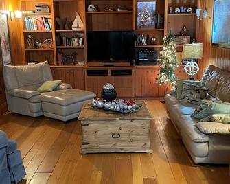 Beautiful Lake House, 6 BR, 5 BA, 3500 SF, private beach, wrap around porch. - Fort Erie - Living room