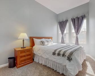 Spread out - Renovated 5BR+Loft, Sleeps 12+ - Aurora - Bedroom