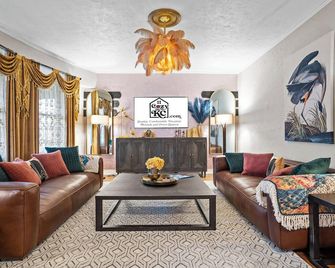 Stunning midtown remodel with 4 kings beds + Parking! - Kansas City - Lounge