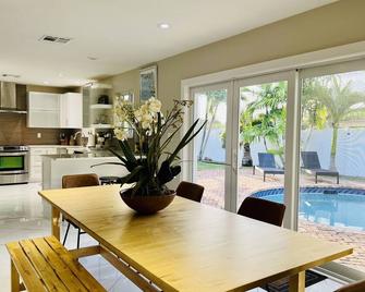 Private Paradise, Heart of East Boca Raton- Family vacation/flexcation friendly! - Boca Raton - Dining room