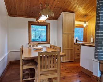 Charmig stuga mitt i naturen! - Upplands Vasby - Salle à manger